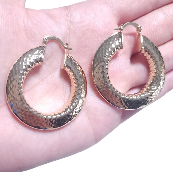 18k Gold Layered Chunky Medium Hoop Earrings - Diamond Cut Finish - Picture 2 of 9